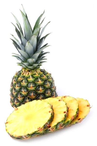 Нарезанный спелый ананас — стоковое фото
