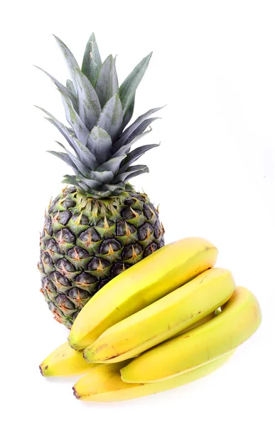 Спелые ананасы и желтые бананы — стоковое фото