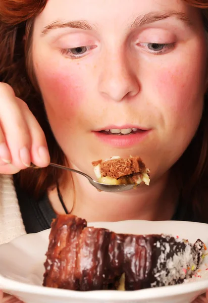 Girl eating the chocolate cake. — Stock Photo, Image