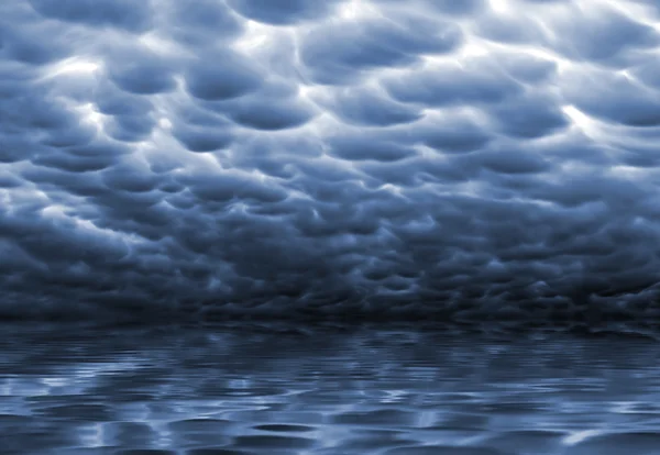 Dunkler stürmischer Himmel — Stockfoto