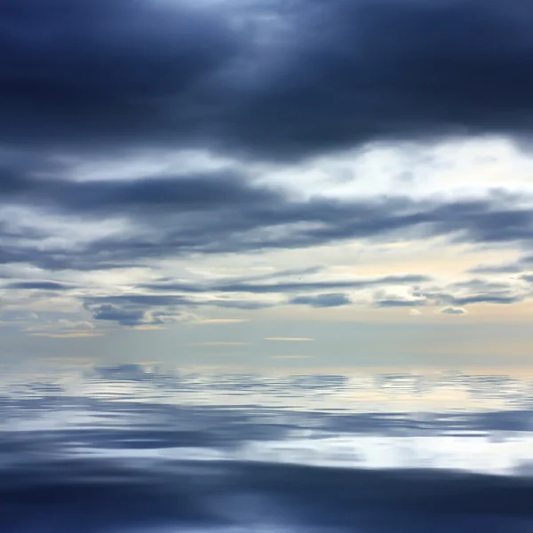 Céu dramático sobre o mar. Bandeira natural. Força do conceito de natureza . — Fotografia de Stock