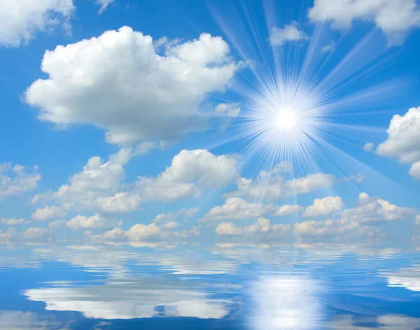 Dramatisk himmel över havet. naturliga banner. styrkor av naturen koncept. — Stockfoto