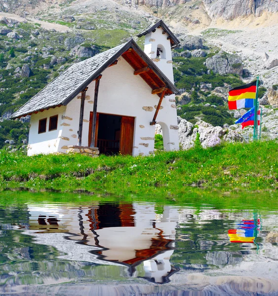 Chapel on a bank mountain lake — Stock Photo, Image