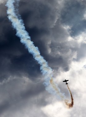 bulutlu gökyüzü üzerinde uçak