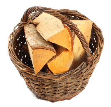 Gümüş huş ağacından günlükleri ateşe odun kesmek