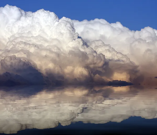 The sun on dramatic sky over sea — Stock Photo, Image