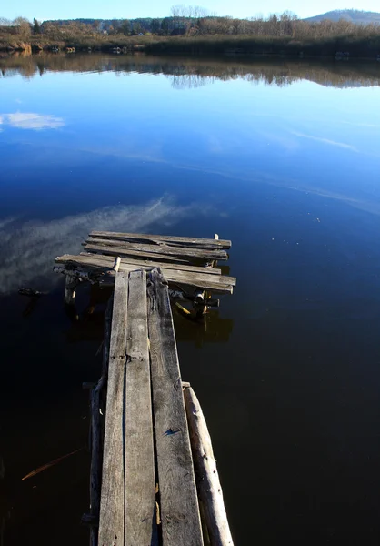 Sjön och gamla bryggor — Stockfoto