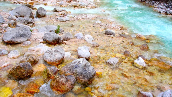 Río alpino de montaña en los Dolomitas - Italia - Europa —  Fotos de Stock