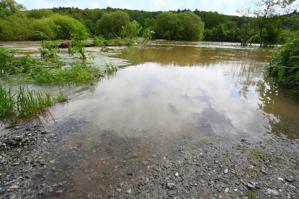 Overstroomde weg — Stockfoto