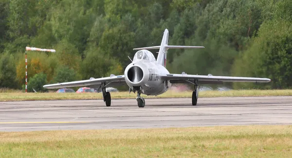 Berömda sovjetiska fighter jet mig-15uti — Stockfoto