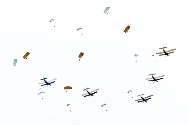 Parachutistes et avions de l'armée — Photo