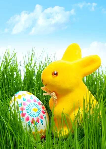 Kleines gelbes Kaninchen mit Osterei — Stockfoto