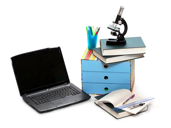 Laptop, Mikroskop, böcker och andra verktyg för universitetsutbildning. — Stockfoto