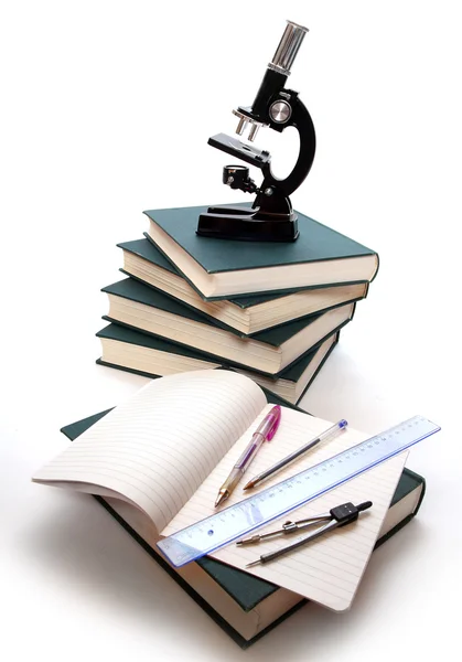 Μικροσκόπιο, βιβλία και άλλα εργαλεία για για την πανεπιστημιακή εκπαίδευση. — Φωτογραφία Αρχείου
