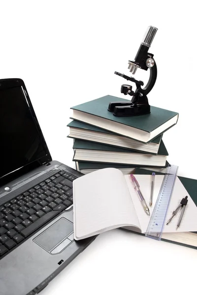 便携式计算机、 显微镜、 书籍和其他工具的大学教育. — 图库照片