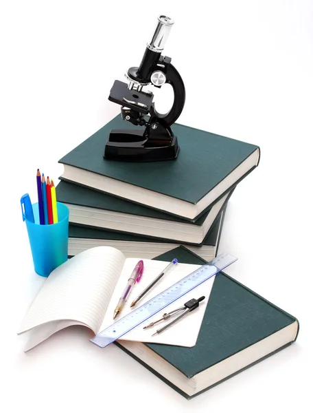 Mikroskop, böcker och andra verktyg för universitetsutbildning. — Stockfoto