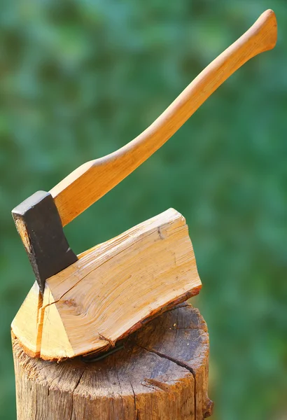 Срубить дрова и старый топор . — стоковое фото