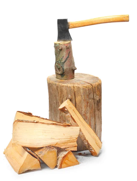 Holzscheite, Brennholz und altes Beil. Umweltkonzept. — Stockfoto