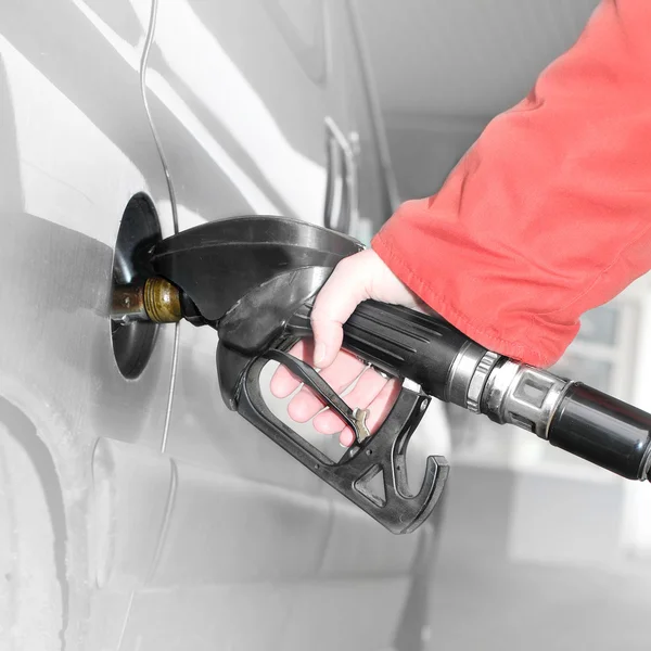 O motorista bombeando gasolina no posto de gasolina . — Fotografia de Stock