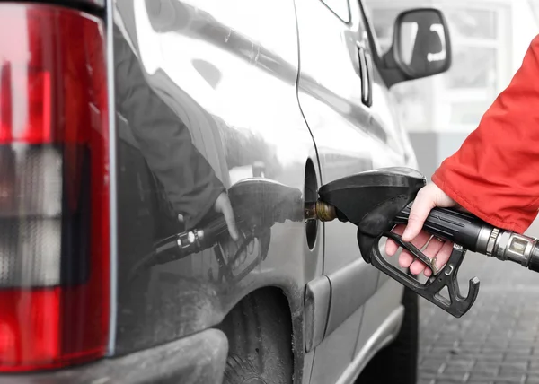 Föraren pumpa bensin på macken. — Stockfoto