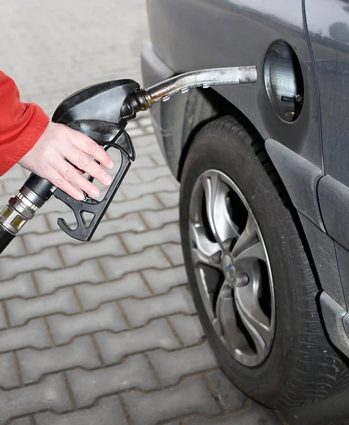 Föraren pumpa bensin på macken. — Stockfoto