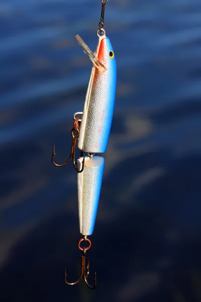 Рыбалка приманка против уровня воды — стоковое фото