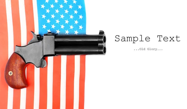 Doppelentschärfer-Pistole auf amerikanischer Flagge. — Stockfoto