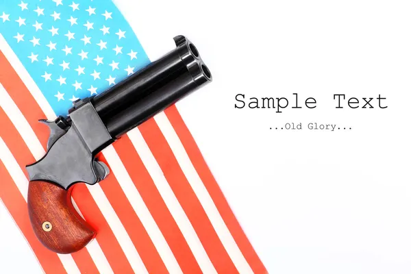 Pistola dupla derringer em uma bandeira americana . — Fotografia de Stock