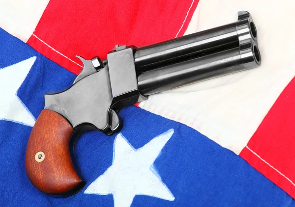 Dubbel derringer pistol på en amerikansk flagga. — Stockfoto