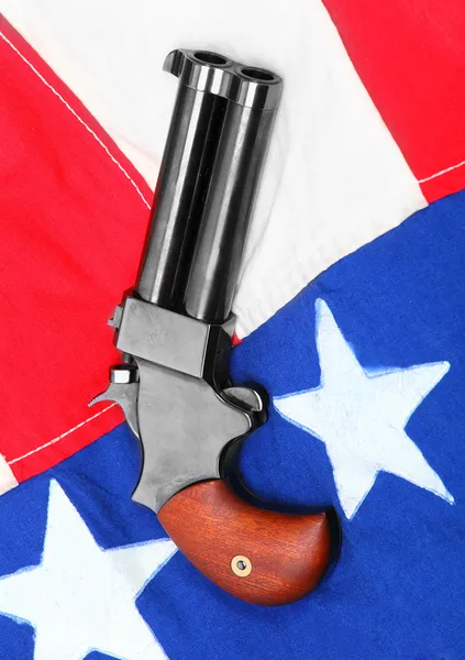 Dubbel derringer pistol på en amerikansk flagga. — Stockfoto