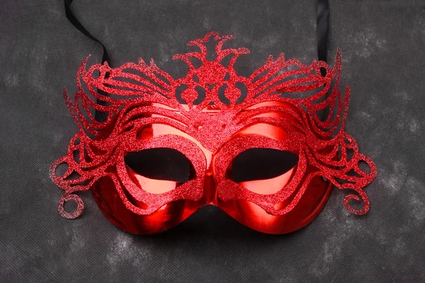 Maschera decorata per mascherata su velluto rosso . — Foto Stock