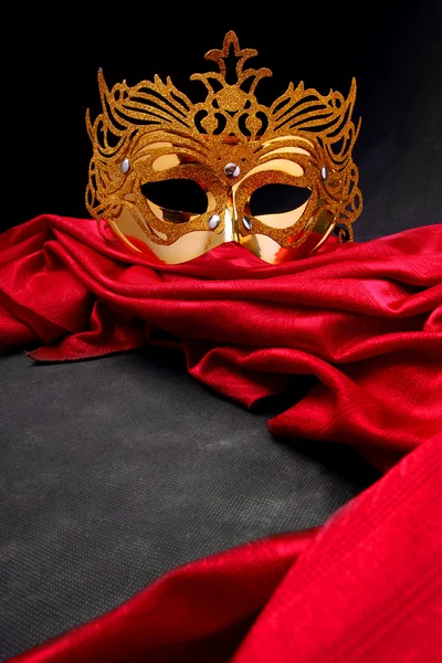 飾られた赤いベルベットの仮面舞踏会のマスク. — ストック写真