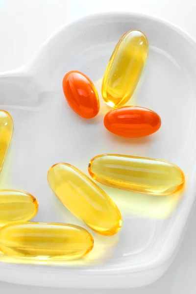 Omega-3 tabletki na białym talerzu — Zdjęcie stockowe