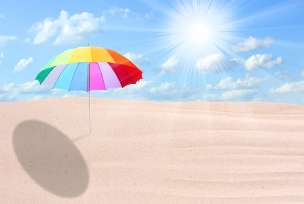 地处热带的海滩和彩虹伞. — 图库照片