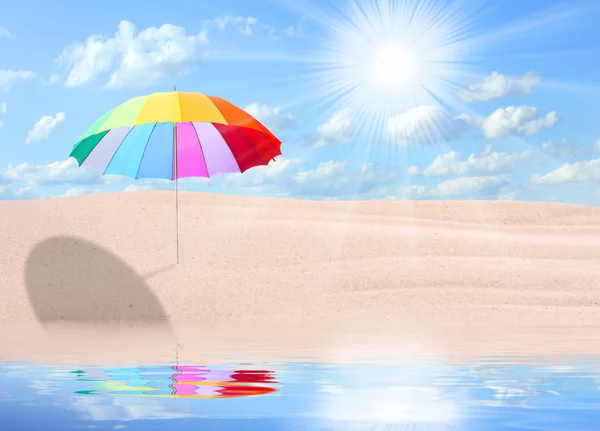 Tropikalnej plaży z parasolem tęcza. — Zdjęcie stockowe