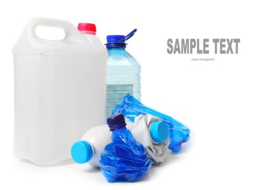 Grup boş plastik şişe. çevre kavramı - atık geri dönüşüm.