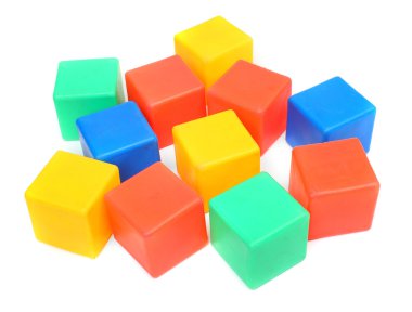 Beyaz bir arka plan üzerinde renkli plastik küpleri.