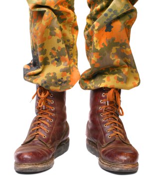 eski ordu paraşütçü asker bacaklarda boots mücadele etmek.