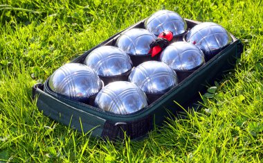 Bocce top yeşil çimen.