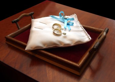 Alyans kadife yastık üzerinde