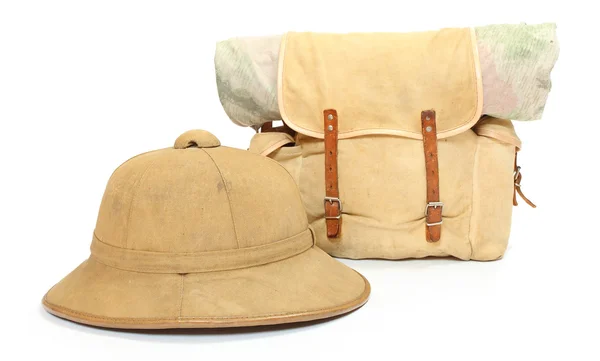 Vintage seyahat çantası ve tropikal şapka. — Stok fotoğraf