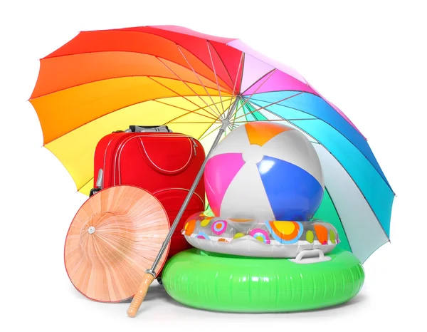 Пляжна парасолька та необхідні статті — стокове фото