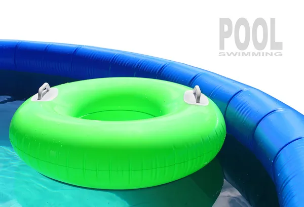Uppblåsbar pool med flytande livboj. — Stockfoto