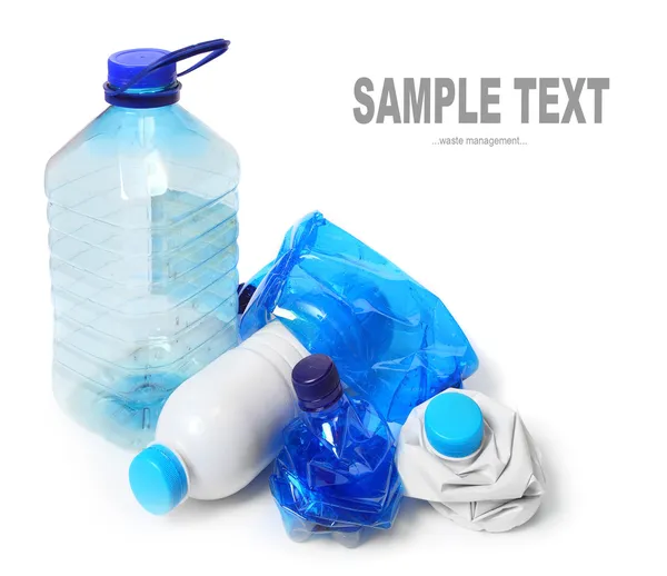 Gruppe leerer Plastikflaschen. Umweltkonzept - Abfallrecycling. — Stockfoto