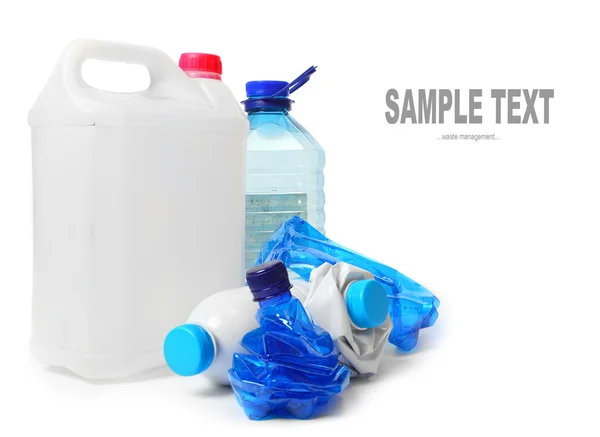 रिक्त प्लास्टिकच्या बाटल्यांचा गट. पर्यावरण संकल्पना कचरा पुनर्वापर . — स्टॉक फोटो, इमेज