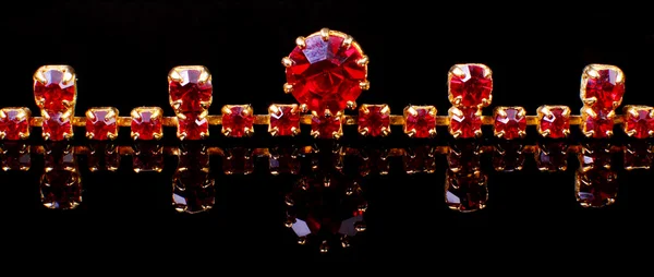 Collar de oro con joyas rojas — Foto de Stock