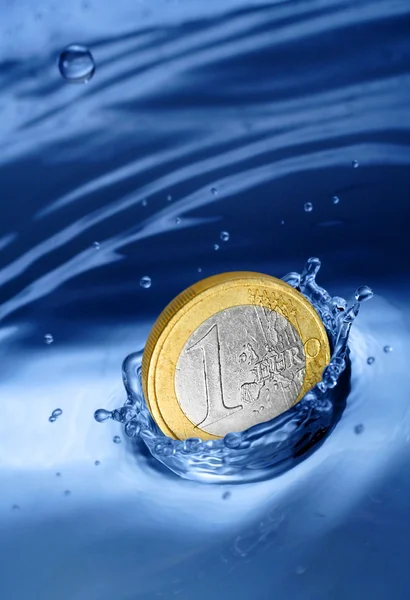 Euromünze fällt ins Wasser — Stockfoto