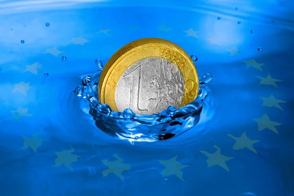 Euro coin falling to the water — Stock Photo, Image
