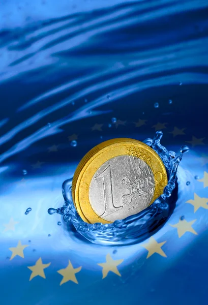Moneta in euro che cade in acqua — Foto Stock