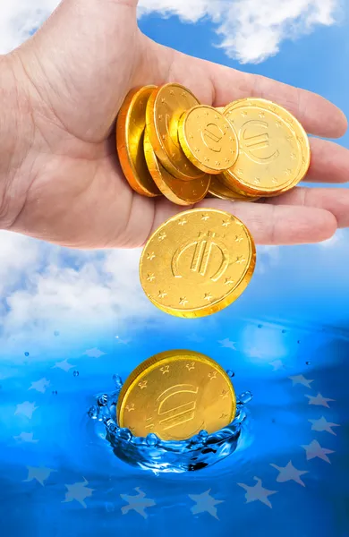 Moneta in euro che cade in acqua — Foto Stock